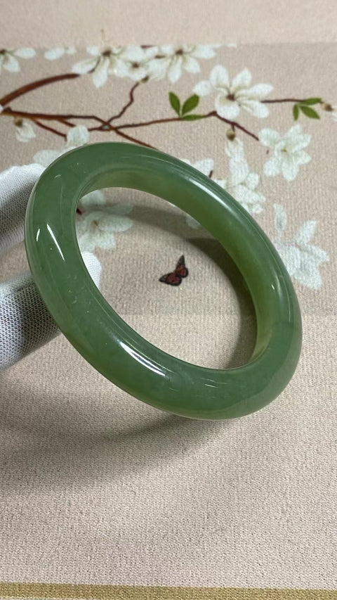 Gelang Giok Cui Alami Ukuran 59-61mm Ukuran 60mm Lebar Sisi 12.1mm Giok ini terbentuk secara alami dan polanya acak. Sudah termasuk ongkos kirim dan pajak.