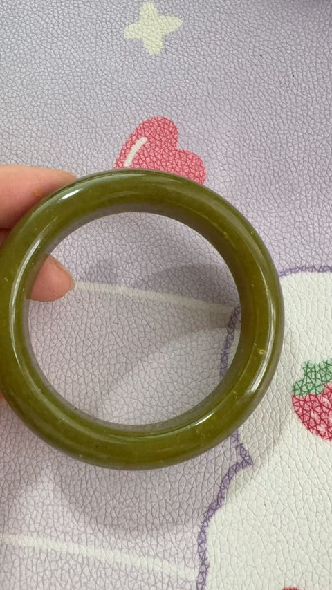 Gelang giok Xiuyan yang indah, diameter dalam: 55 mm, lebar tepi: 13,7 mm. Batunya terbentuk secara alami, dan polanya acak. Biaya pengiriman dan pajak sudah termasuk.