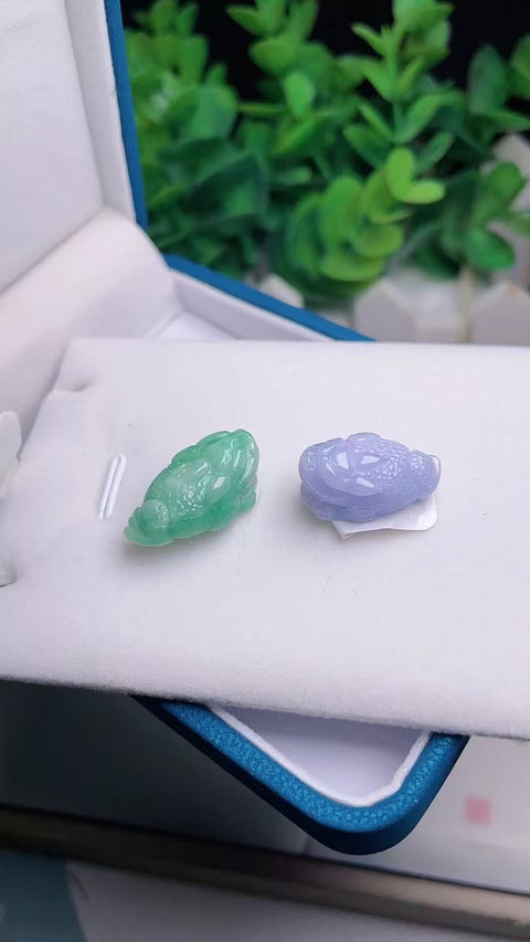 Liontin Jangkrik Emas Jadeite Alami Bahan batu giok tua yang halus dan hangat, dengan kepala penuh air Ukuran 2,5 * 1,4 cm Termasuk ongkos kirim dan pajak