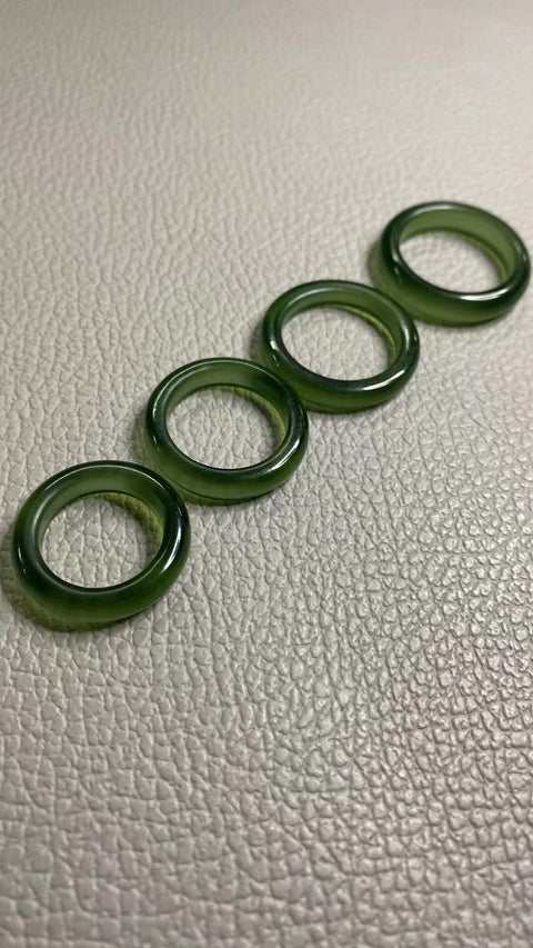 Cincin Hijau Penuh Giok Cui Giok Alami Berwarna hijau, penuh air, ukuran seperti yang ditunjukkan, bersih, halus dan hangat, sudah termasuk ongkos kirim dan pajak.