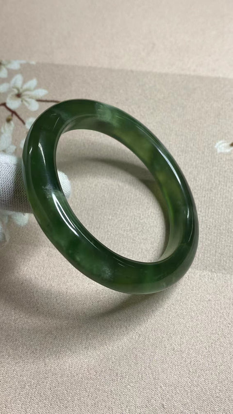 Gelang Bahan Natural Ciu Jade 180 Ukuran Gelang 58-60mm Ukuran 59.8mm Lebar Sisi 11.7mm Batu giok terbentuk secara alami Pola acak Pengiriman dan pajak sudah termasuk.