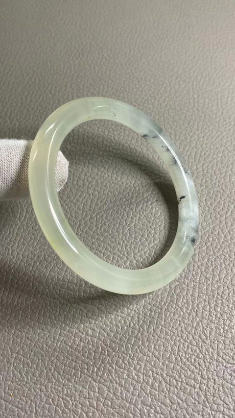Gelang Giok Cui Giok alami Giok bersih dan halus serta hangat Ukuran 55-57mm Ukuran 56.6mm Giok semuanya terjadi secara alami Pola acak & sudah termasuk pajak pengiriman
