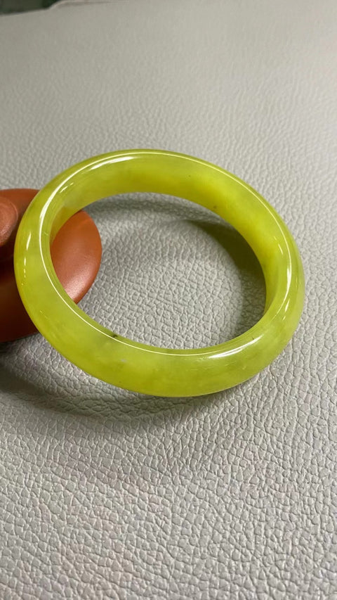 Gelang Bunga Emas Kuning Alami Ukuran 62-64mm Ukuran 63mm Lebar Sisi 15.5mm Batu giok semuanya terjadi secara alami Pola bunga acak Sudah termasuk pajak pengiriman.