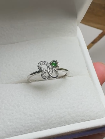 Cincin batu giok Guatemala alami yang terbuat dari perak 925. Batu gioknya bersih, halus, dan hangat.
