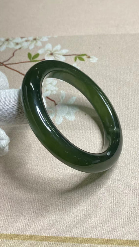 Gelang Bahan Giok Cui Alami 180 Ukuran Gelang 54-56mm Ukuran 55.3mm Lebar Sisi 11.7mm Giok semuanya terjadi secara alami Pola acak Termasuk pajak pengiriman.