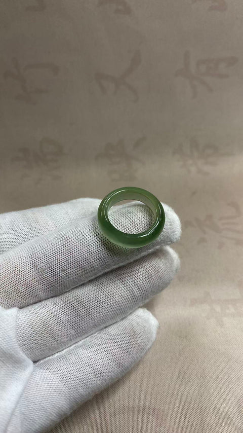 Cincin giok Xiuyan hijau es yang indah, diameter 17 mm, termasuk ongkos kirim dan pajak.