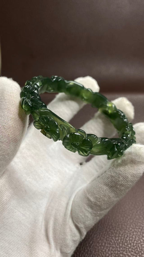 "Kedamaian dan Kemakmuran": Gelang giok Xiuyan ukir bunga berwarna hijau menyeluruh yang sangat indah. Diameter 59 mm; ketebalan gelang: 12,5 mm. Gratis ongkos kirim dan pajak.