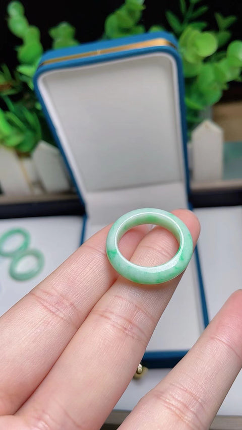 Cincin Giok Jadeite, Material Tambang Lama, Hijau Kacang dengan Kilauan Hijau Cerah, Diameter Dalam 17,5mm. Batu terbentuk secara alami, gratis ongkos kirim dan pajak.