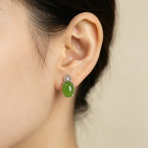 Anting Tusuk Perak S925 dengan Batu Giok Hetian Hijau Bayam (Spinach Jade) Oval 12077# Ukuran batu: 7×9 mm. Gratis ongkos kirim dan pajak.