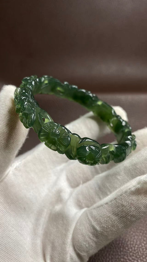 "Kedamaian dan Kemakmuran": Gelang giok Xiuyan ukir bunga berwarna hijau menyeluruh yang sangat indah. Diameter 59 mm; ketebalan gelang: 12,5 mm. Gratis ongkos kirim dan pajak.