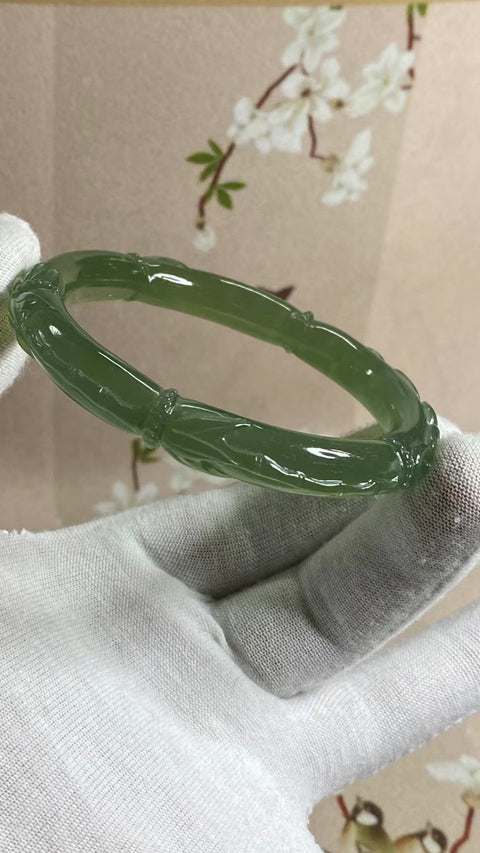Gelang Ukiran Bambu Hijau Es Giok Cui Giok Alami Ukuran 60-62mm Ukuran 61.1mm Lebar Sisi 9.6mm Giok adalah semua yang terjadi secara alami Pola adalah acak Termasuk Pajak Pengiriman