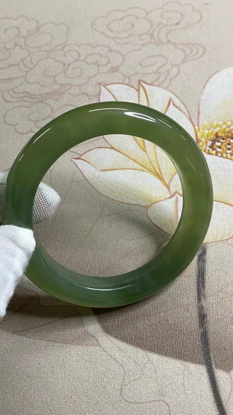 Gelang Hijau Penuh Giok Cui Alami Ukuran 59-61mm Ukuran 60.5mm Lebar Sisi 12.7mm Giok terjadi secara alami Pola acak Pengiriman dan pajak sudah termasuk.