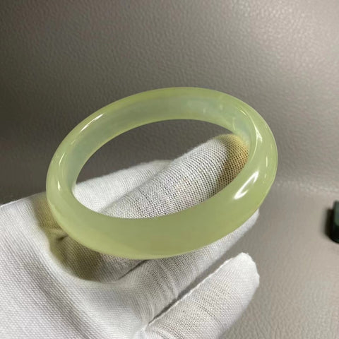 Gelang Mulut Kecil Gelang Giok Cui Alami Ukuran 57-59mm Ukuran 58.2mm Lebar Sisi 13.4mm Giok masih terbentuk secara alami Pola acak Pengiriman dan pajak sudah termasuk.
