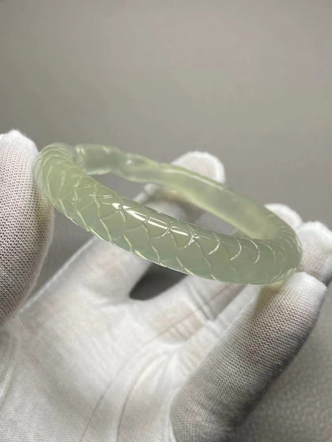 Rupanya gelang ukiran giok Cui jenis es berukir Kepala ikan ke ekor ikan angin dan air yang halus Ukuran 58-60mm Ukuran 59.6mm Lebar sisi 11mm Batu giok terjadi secara alami Pola acak Termasuk pajak pengiriman.