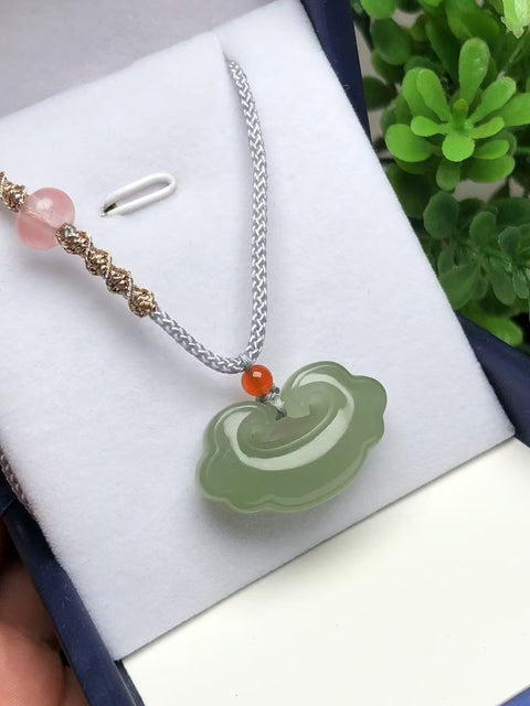 Liontin Kunci Giok Ruyi Giok Hetian Alami Ukuran 28 * 16 * 10mm Gaya Ukiran Buatan Tangan Sudah termasuk pajak pengiriman.