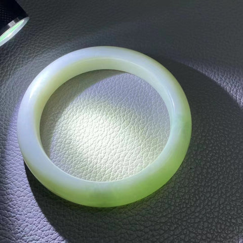 Gelang Batu Giok Ciu Alami Gelang Biru Porselen Putih Batu Giok bersih, halus dan hangat Biru Putih Ukuran 63-65mm Ukuran 64.3mm Lebar 13.7mm Batu Giok terjadi secara alami Pola acak Pajak Pengiriman sudah termasuk.