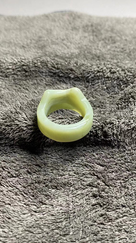Cincin Kucing Keberuntungan Batu Giok Cui Bunga Giok Alami Ukuran 17-18mm Lebar Sisi 8.1mm Batu giok terbentuk secara alami dan polanya acak Sudah termasuk ongkos kirim dan pajak.