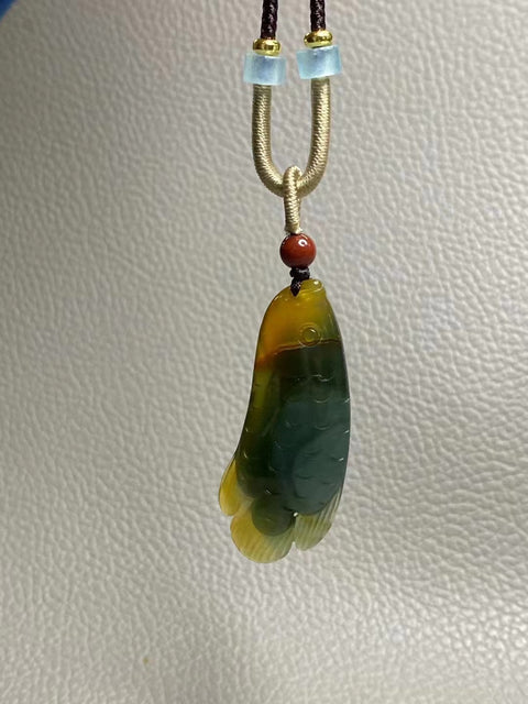 Liontin Ikan Naga Emas Giok Cui Jade Alami Ukuran 48 * 19mm Gaya Ukiran Tangan Seperti Manusia Termasuk pajak pengiriman