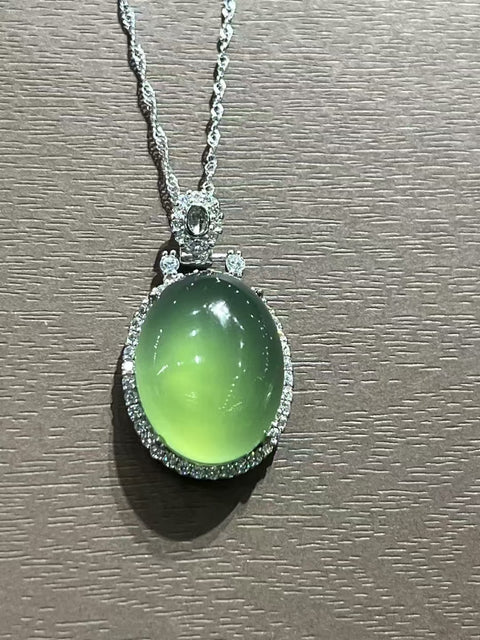 Liontin Giok Alami dengan Telur Hijau Ukuran 20,5 * 15,5 mm Ditetapkan dalam 925 Perak Giok bersih, halus dan hangat Termasuk ongkos kirim dan pajak.