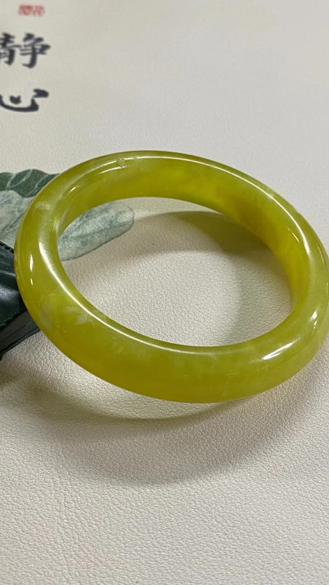 Gelang Bunga Emas Ciu Giok Alami Giok bersih dan halus Ukuran 58-60mm Ukuran 59.5mm Lebar Sisi 12.9mm Giok semuanya terjadi secara alami Pola acak termasuk pajak pengiriman.