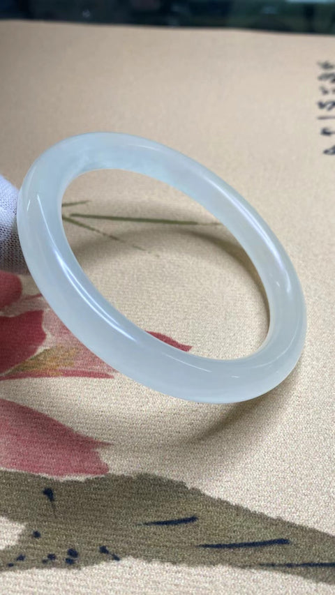 Gelang Cahaya Bulan Putih Giok Cui Giok Alami Ukuran 57-59mm Ukuran 58.8mm Lebar Sisi 9.5mm Giok semuanya terjadi secara alami Pola acak termasuk pajak pengiriman