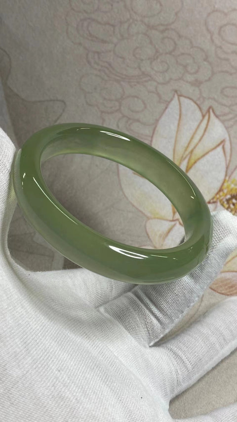 Gelang Gelang Giok Ciu Alami Ukuran 58-60mm Ukuran 59.5mm Lebar Sisi 13.3mm Giok terjadi secara alami Pola acak Pengiriman dan pajak sudah termasuk.