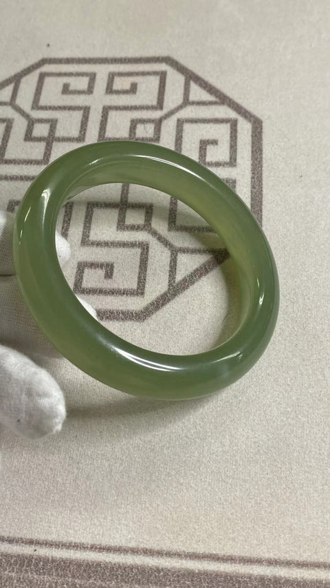 Gelang Giok Halus, kaliber 61,9 mm, lebar 13,8 mm, batu giok ini terbentuk secara alami dan polanya acak, sudah termasuk pajak pengiriman.