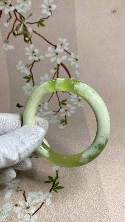 Gelang Milkcap Cui Jade Tsingti Giok Alami Ukuran 55-57mm Ukuran 56.1mm Lebar Samping 11.6mm Batu giok terbentuk secara alami Pola acak Pengiriman dan pajak sudah termasuk.