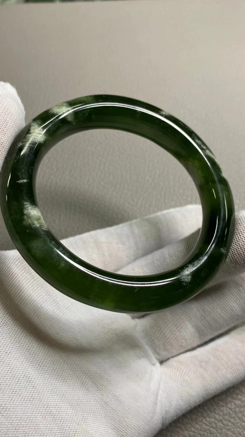 Gelang Bahan Giok Cui Alami 180 Ukuran Gelang 56-58mm Ukuran 57.7mm Lebar Sisi 12.7mm Tidak ada giok yang terjadi secara alami Pola acak termasuk pajak pengiriman