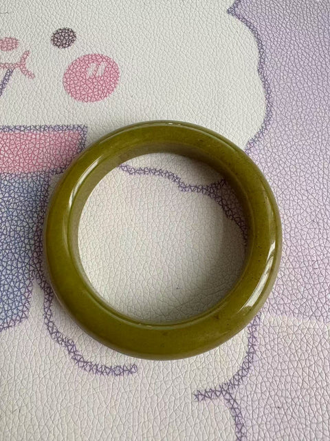 Gelang giok Xiuyan yang indah, diameter dalam: 56 mm, lebar tepi: 14,3 mm. Batunya terbentuk secara alami, dan polanya acak. Biaya pengiriman dan pajak sudah termasuk.