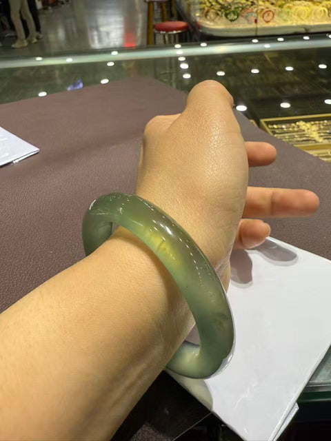 Gelang bunga es hijau giok Xiuyan! Diameter dalam: 58mm Batu alam terbentuk secara alami, polanya acak. Pajak pengiriman sudah termasuk.