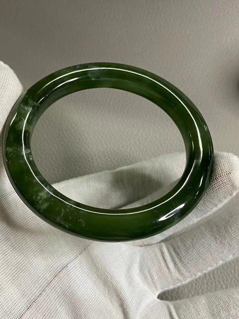 Gelang Bahan Giok Cui Alami 180 Giok Giok halus dan hangat; Ukuran 64-66mm Ukuran 65.2mm; Lebar Sisi 11mm Giok terjadi secara alami Pola acak Termasuk Pajak Pengiriman