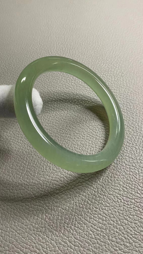 Gelang Hijau Air Jernih Giok Cui Giok Alami Ukuran 61-63mm Ukuran 62.1mm Lebar Sisi 10mm Giok ini terbentuk secara alami dan polanya acak Sudah termasuk ongkos kirim dan pajak.