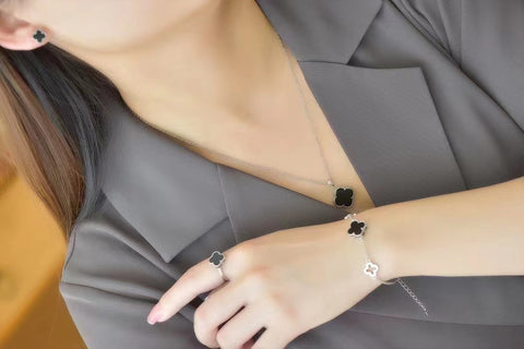 Set Giok Semanggi Tinta Giok Hetian Alami 925 Kalung Perak + Anting + Cincin + Gelang Gioknya bersih dan halus Gayanya klasik dan serbaguna Termasuk pajak pengiriman