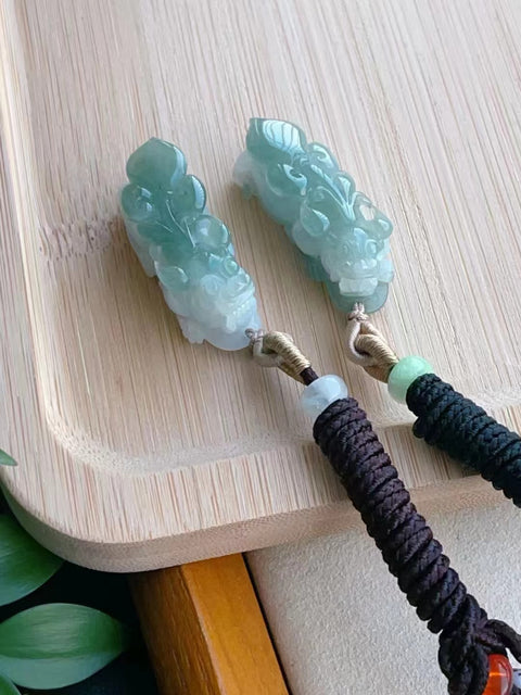 Batu giok alami Pixi Pendant Giok bersih, halus dan hangat dengan warna yang indah Ukuran 34,5 * 12,4 mm Tebal 13 mm Sudah termasuk pajak pengiriman.