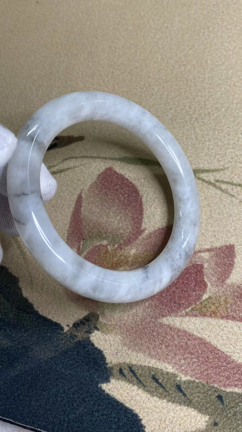 Gelang Cahaya Bulan Giok Cui Giok Putih Ukuran 61.1mm Lebar 10.8mm Giok ini alami dan polanya acak.