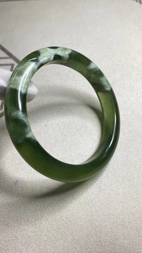 Gelang Giok Cui Giok Hijau Penuh Gelang Giok Terapung Ukuran 63-65mm Ukuran 64.3mm Lebar Samping 12.7mm Giok ini semuanya terjadi secara alami Pola acak Termasuk pajak pengiriman.