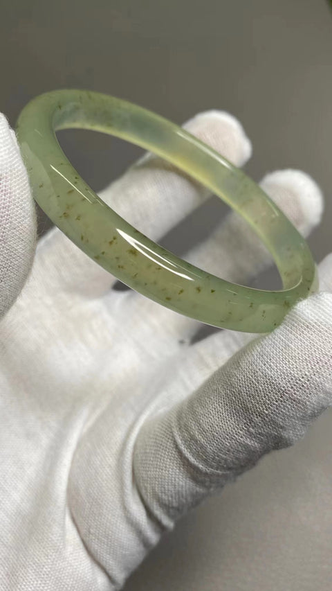 Gelang Selada Air Hijau Es Giok Cui Halus Ukuran 59-61mm Ukuran 60.4mm Lebar Sisi 9mm Batu giok semuanya muncul secara alami Pola-polanya acak Termasuk ongkos kirim dan pajak.