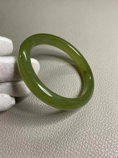 Gelang Giok Cui Alami Ukuran 57-59mm Ukuran 58.3mm Lebar Sisi 11mm Giok terjadi secara alami Pola acak Termasuk ongkos kirim dan pajak.