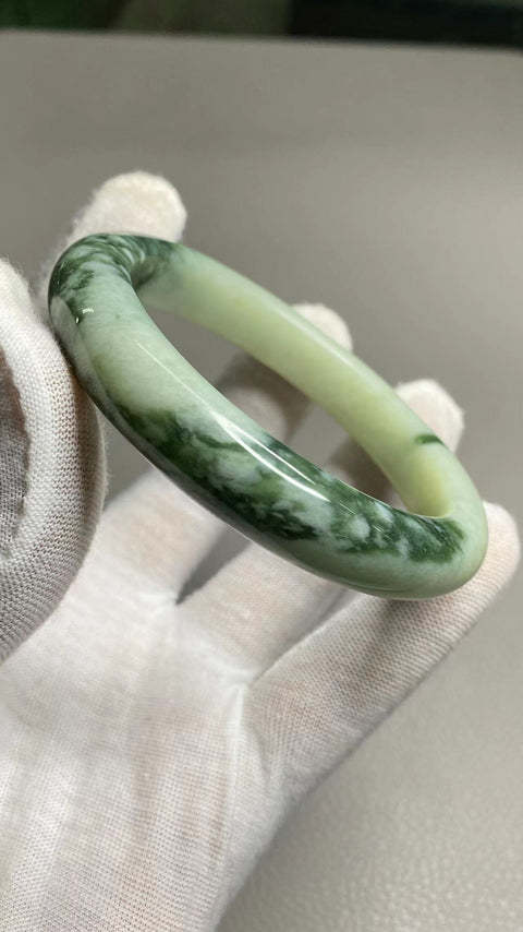 Gelang Cui Giok Minyak Cui Tua Ukuran 60-62mm Ukuran 61.2mm Lebar Sisi 12.4mm Giok terjadi secara alami Pola acak Pengiriman dan pajak sudah termasuk.