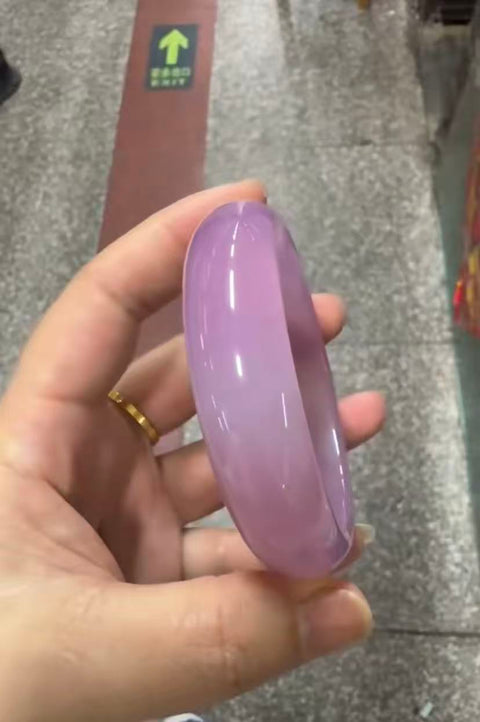 Gelang "bubuk es" kalsedon alami ini dingin dan transparan. Efek genggamannya sangat indah dan bak peri. Ukurannya sekitar: 60-16,5-8㎜. Semua batu alam terbentuk secara alami, dan polanya acak. Biaya kirim dan pajak sudah termasuk.
