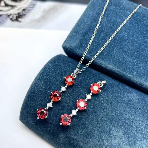 Kalung Garnet Alami dari 925 Perak & nbsp; Ukuran 4 * 3mm Tekstur halus dan hangat sudah termasuk pajak pengiriman.