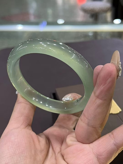 Gelang Batu Giok Cui Giok Alami Ukuran 58.5mm Batu giok ini terbentuk secara alami dan polanya acak Sudah termasuk pajak pengiriman.