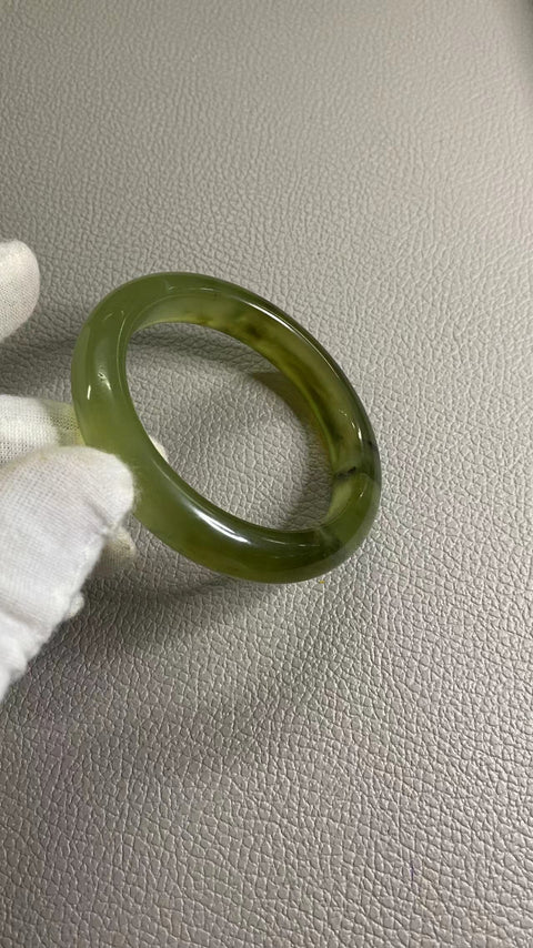 Gelang Giok Ciu Alami Giok halus dan hangat Ukuran 56.8mm kaliber lebar 12mm Giok terjadi secara alami Pola acak Termasuk pajak pengiriman