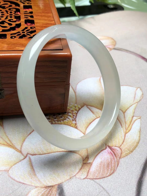 Gelang Es Tinggi Giok Cui Giok bersih, halus dan hangat Ukuran 62 * 7mm Giok terjadi secara alami Pola acak Termasuk pengiriman dan pajak