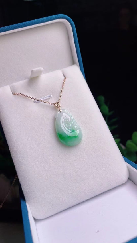 Kalung Jadeite Ruyi Alami Pengaturan Emas 18k Ukuran 2.5 * 1.6cm Batu giok bersih, halus dan hangat dengan pola yang indah sudah termasuk pajak pengiriman.