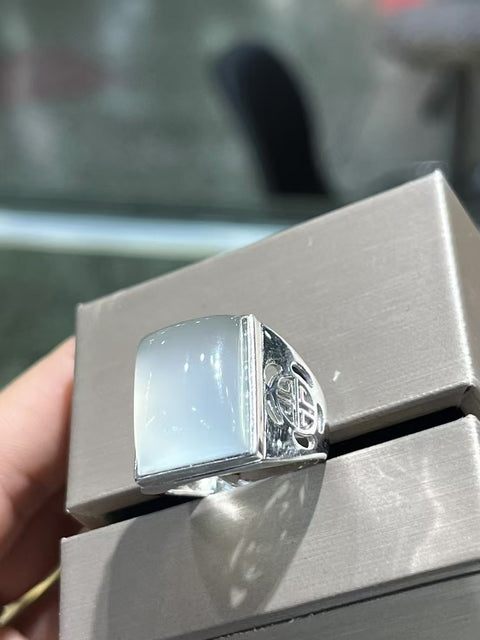 Cincin Es Giok Cui Giok Alami Ukuran 13 * 17mm yang terbuat dari 925 Giok Perak bersih, halus, hangat, dan bergaya sudah termasuk pajak pengiriman.
