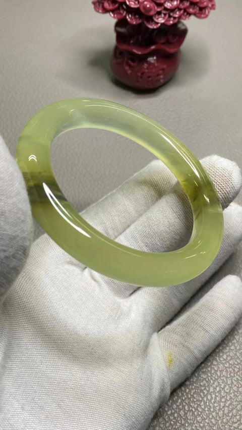 Gelang Warna Musim Semi Giok Cui Giok Alami Ukuran 55-57mm & nbsp; Ukuran 56.7mm Lebar Sisi 11mm Giok ini semuanya muncul secara alami Pola-polanya acak Termasuk ongkos kirim dan pajak.