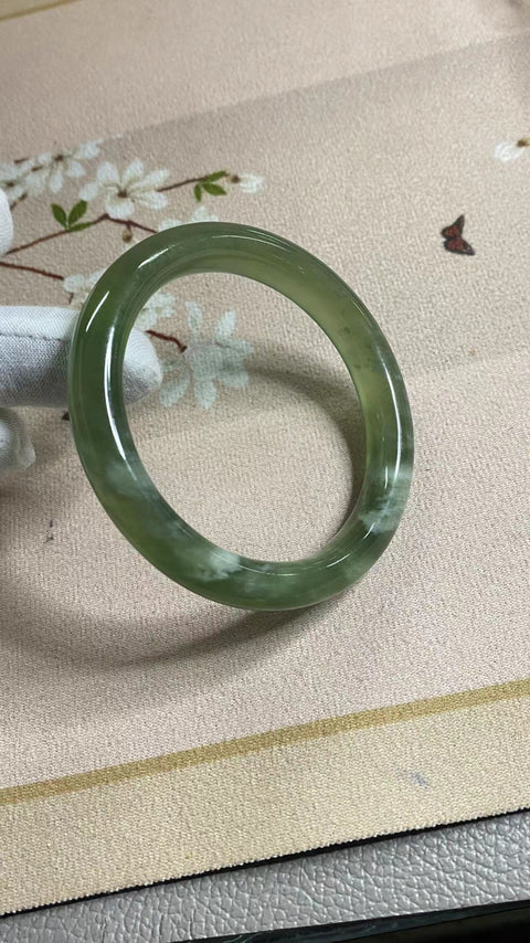 Gelang Giok Ciu Halus Ukuran 59-61mm Ukuran 60mm Lebar Sisi 11.5mm Giok semuanya terjadi secara alami Pola adalah acak Termasuk Pajak Pengiriman