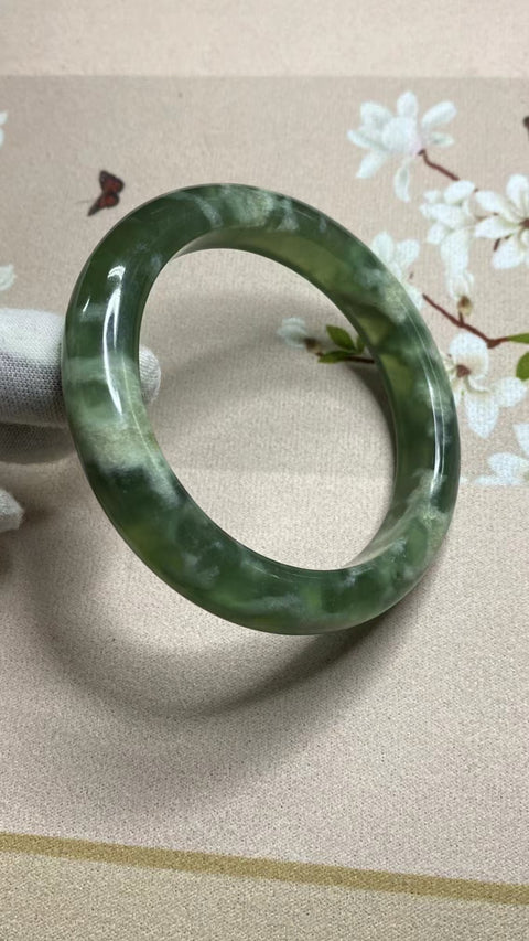 Gelang Giok Cui Giok Hijau Penuh Giok dalam Giok Ukuran 61-63mm Ukuran 62.8mm Lebar Sisi 12.9mm Giok terjadi secara alami Pola acak Termasuk ongkos kirim dan pajak.